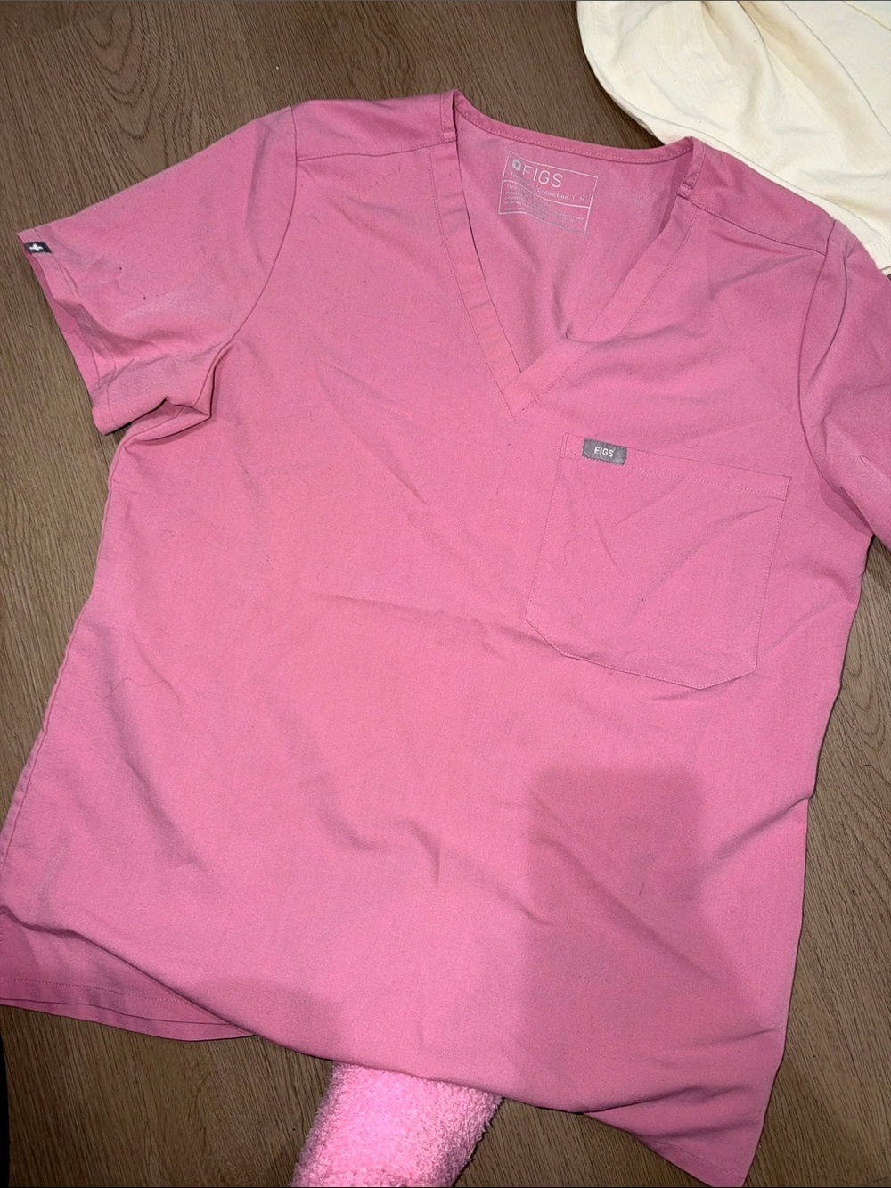 Chalk pink women’s V-Neck Scrub Top - Pink